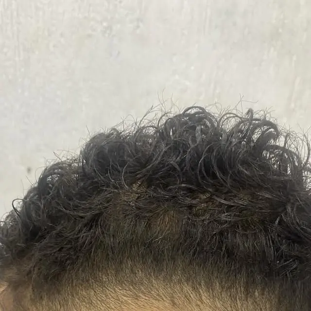 Cabelo cacheado com degradê na lateral