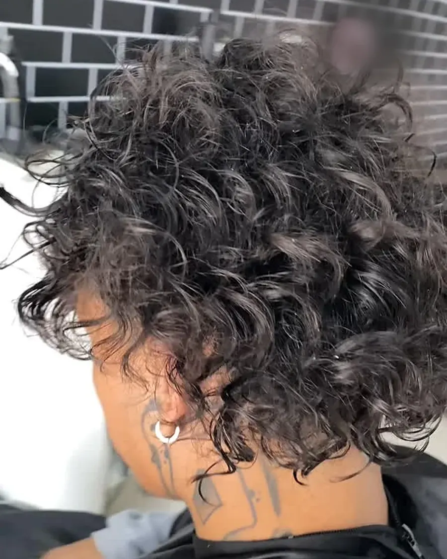 Cabelo cacheado volumoso finalizado na Chavez Barber, visto de costas