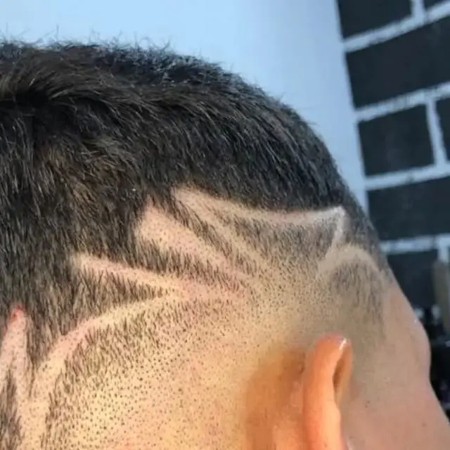 Desenho freestyle de linhas raspado na lateral da cabeça