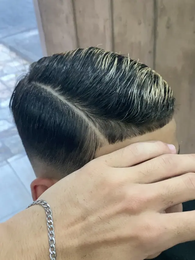 Corte com risca lateral marcada na navalha