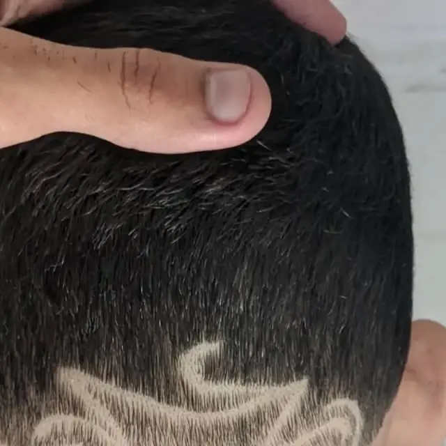 Desenho de chamas raspado na nuca