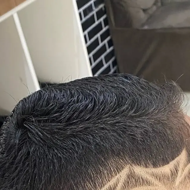 Corte curto com desenho na lateral